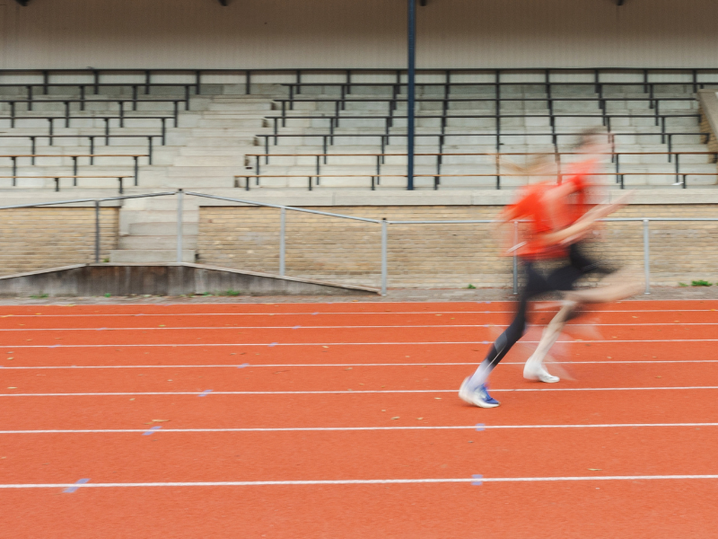Atleten Bram Buigel en Jetske van Kampen op de atletiekbaan